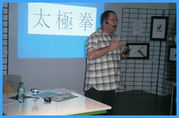 Jean-Claude BENIS face à son public lors de la conférence sur le thème du Tai Chi Chuan, discipline enseignée avec le karaté au sein du Dento Budo Dojo.