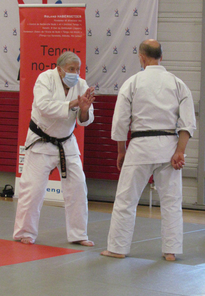 Soké Roland Habersetzer faisant face devant une menace, avec l’expert Jacques Faieff.