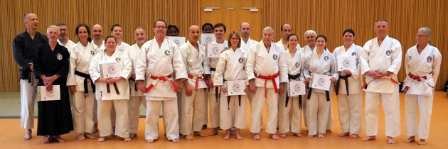 Les diplômés avec le jury.