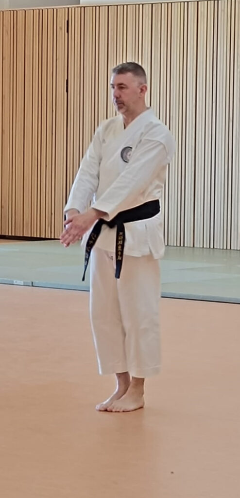 Jean-Paul BUCHERT, se préparant pour Bassaï Sho.