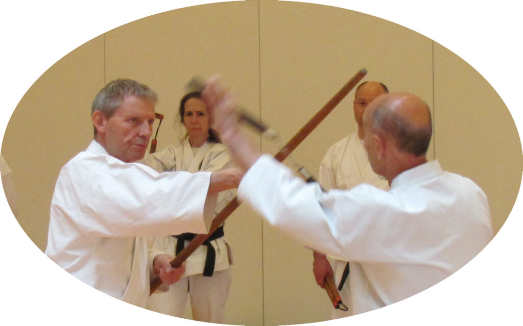 Alex HAUWAERT (à gauche) et Jacques FAIEFF (à droite) lors d’une phase entre bo et nunchaku.