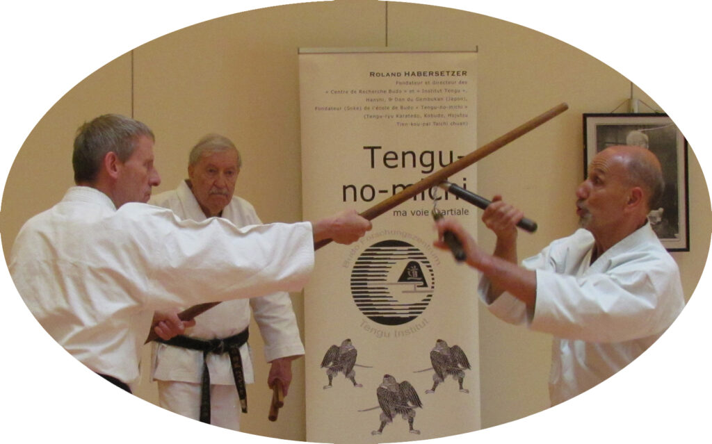 Alex HAUWAERT (à gauche) et Jacques FAIEFF (à droite) lors d’une phase entre bo et nunchaku.
